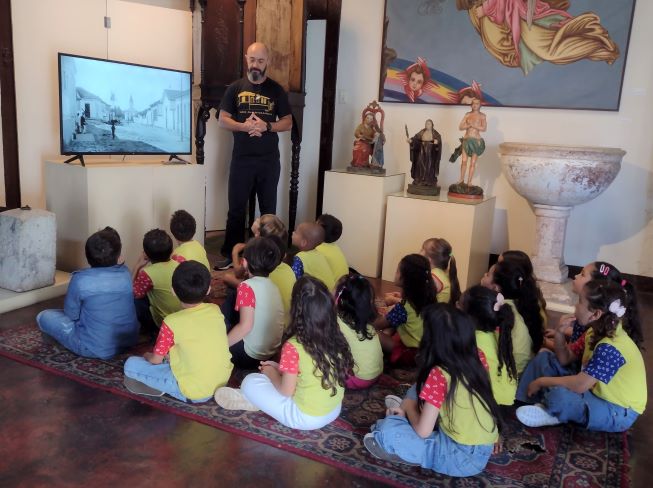 api-modulos/fotos/img/galeria_cat_culturais_490/490/13867/VISITA GUIADA POR GUSTAVO, CEMEI PADRE HERNANI JOSÉ FERREIRA, PROF. Mª CÉLIA, 22.09.2026 (4).jpg